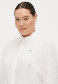 Tommy Hilfiger Curve RELAXED SHIRT - Skjortebluse - optic white