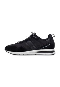 Zapatos deportivos negros con un upper de ante y malla, que presentan cordones negros y blancos, una entresuela blanca y una suela negra texturizada.
