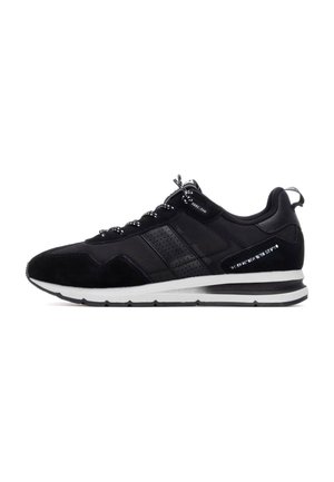 Zapatos deportivos negros con un upper de ante y malla, que presentan cordones negros y blancos, una entresuela blanca y una suela negra texturizada.