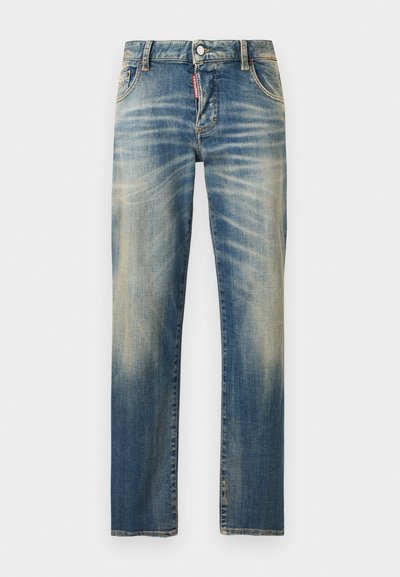 Μπλε ξεθωριασμένο τζιν με ίσια γραμμή και κλείσιμο με κουμπιά στο μπροστινό μέρος, με εμφανείς ραφές, απλωμένο επίπεδα σε λευκό φόντο.