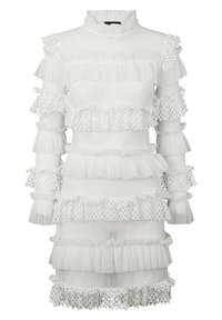 Robe blanche avec plusieurs couches de volants et des détails en dentelle. Col haut, manches longues, et une silhouette ajustée avec des accents en tissu transparent.