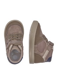 Bottines marron en suède texturé et mesh, avec lacets, bande Velcro et semelle en caoutchouc. Accents gris et marine sur les côtés.