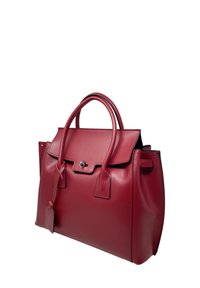 Czerwona skórzana torebka o usztywnionej formie, płaskim dnie, dwóch uchwytach i magnesowym zapięciu. Posiada zawieszkę oraz gładką teksturę.