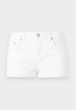 Shorts en denim blanc avec bouton à l'avant, fermeture éclair, passants de ceinture et design à cinq poches sur un fond neutre.