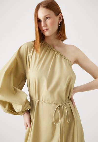 Bežinė su vienu petimi su rauktais iškirpimais, didžiuliu balioniniu rankoviu ir reguliuojamu raišteliu liemens srityje.