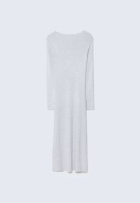 Robe tricotée longue, gris clair, avec un col rond, des manches longues et une coupe droite. Texture douce et design simple. Pas de motifs visibles.
