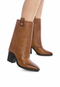 Carmela Botas - camel