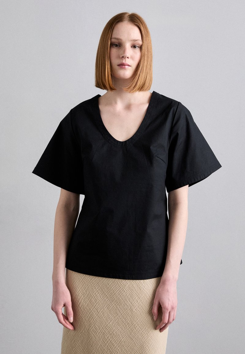 By Malene Birger - LUNAE - Basic T-shirt - black, Enlarge