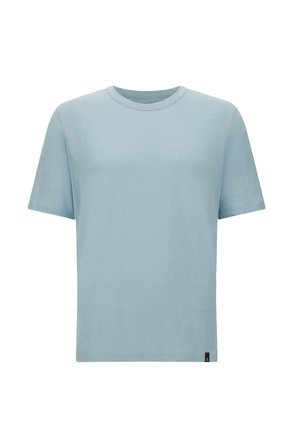 T-shirt bleu clair à manches courtes en tissu doux. Il présente un col rond et une petite étiquette logo à l'ourlet. Texture lisse.