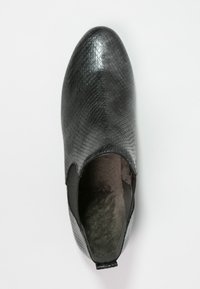 Svart, texturerad ankelsko med ett ormskinsmönster, rund tån, elastiska sidopaneler och en mjuk innerfoder.