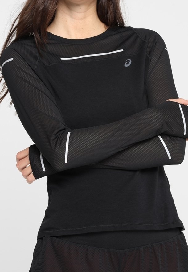 Camiseta atlética negra de manga larga con detalles de malla, acentos blancos y un escote redondo. Presenta un logo en el pecho y mangas ajustadas.