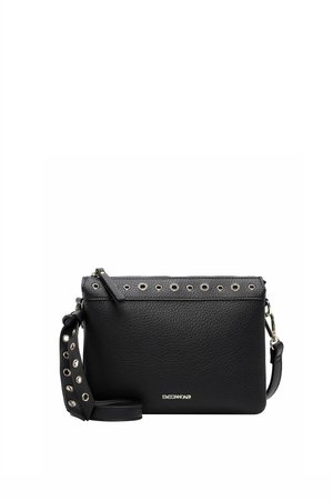 Sort tekstureret læder crossbody taske med sølvøje detaljer på remmen og topkanten, med lynlås og lille logo foran.