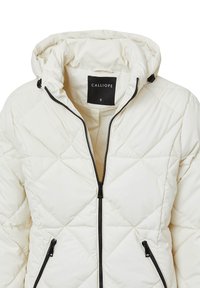 Weiß gesteppte Pufferjacke mit Kapuze, ausgestattet mit schwarzen Reißverschlüssen und einem Etikett mit der Aufschrift "CALLIOPE" innen am Kragen. Diamantmuster über die gesamte Jacke.