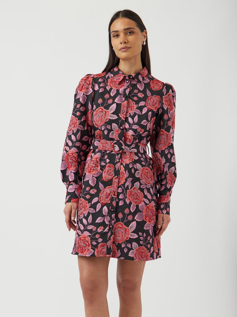 Robe florale en tissu noir ornée de grandes roses roses et de feuilles vertes, avec des manches longues, un col, une fermeture à boutons et une taille ceinturée.