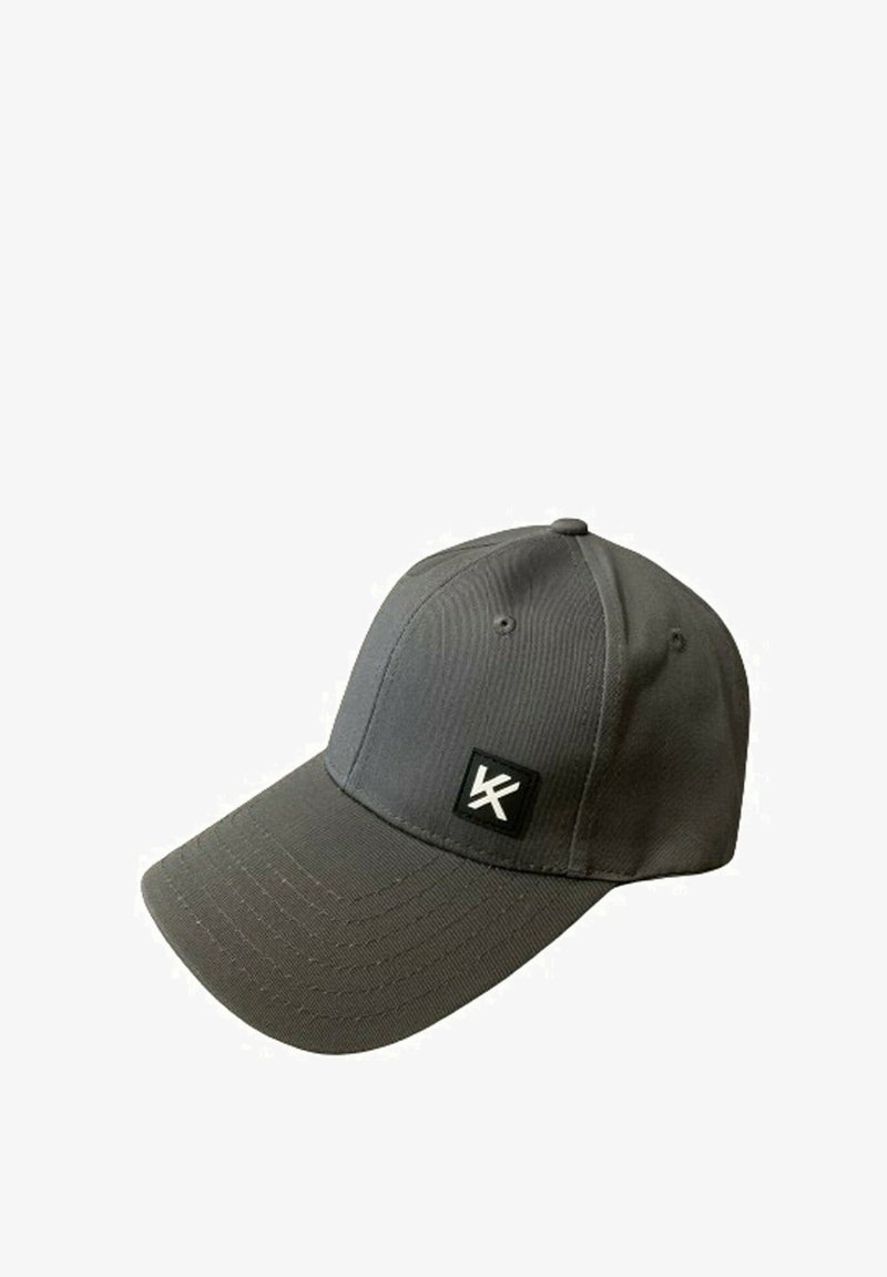 Casquette de baseball grise avec une couronne structurée, une visière incurvée et une patch noir carré arborant un logo blanc. Fabriquée en tissu texturé.