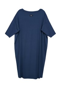 Granatowa oversize sukienka t-shirtowa z szerokim dekoltem i krótkimi rękawami, wykonana z miękkiego, lekkiego materiału o gładkiej teksturze.