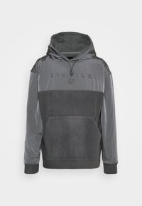 Felpa grigia con cappuccio, tasca a canguro, cappuccio con cordino e scritta "SIKSILK" ricamata sul petto.