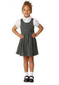 Graues ärmelloses Kleid mit plissiertem Rock, flache Schleifendetail an der Taille, kombiniert mit einem weißen Hemd mit Kragen und schwarzen Schuhen.