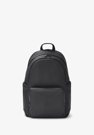 Zwarte rugzak gemaakt van glad mat materiaal met een afgerond ontwerp. Voorzien van een bovenhandvat, twee ritssluitingen en een voorvak.
