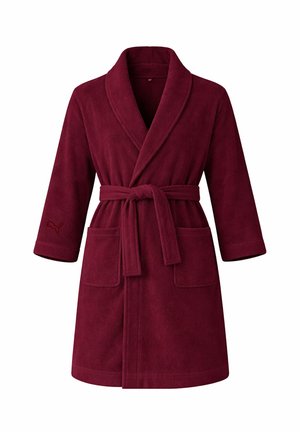Frau trägt einen knielangen, burgunderfarbenen Fleece-Bademantel mit Schalkragen, zwei Vordertaschen und einem gebundenen Taillengürtel.