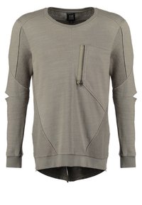 Pull en maille gris à manches longues avec panneaux en mesh aux épaules et sur les côtés, doté d'une poche poitrine diagonale zippée et d'un ourlet arrondi.