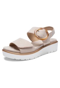 Beige Wildledersandale mit breitem Frontriemen, großer runder Schnalle am Knöchelriemen, weißer klobiger Sohle und gepolstertem Fußbett.