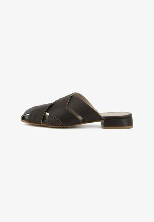Sandalo slip-on in pelle nera con cinturini incrociati e tacco basso a blocco, mostrato di profilo su sfondo bianco.