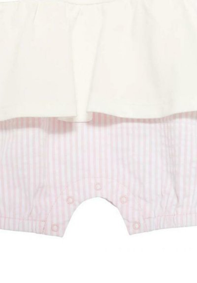 Top bianco con bordi arricciati sopra pantaloni corti a righe rosa e bianche, dotati di chiusure a pressione sul fondo per un facile vestire. Materiale in cotone morbido.