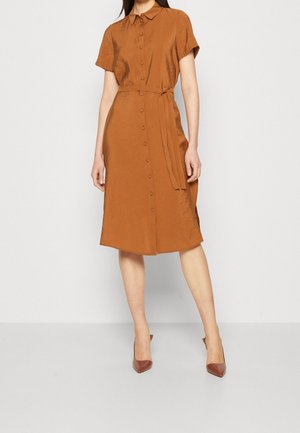 Robe brune boutonnée avec un col, des manches courtes et une ceinture à la taille, fabriquée dans un tissu lisse, avec une coupe en dessous du genou.