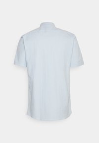 Camicetta a maniche corte di colore azzurro chiaro con righe verticali bianche, caratterizzata da un colletto classico e un orlo dritto.