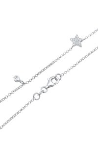 Sølvsmykkekæde med en stjerneanheng prydet med klare krystaller, lille cirkulær accent og en krabbe-lås.