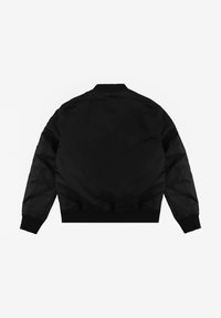 Czarna kurtka bombowiec o gładkiej, jednolitej fakturze. Posiada prążkowany kołnierz, mankiety i dół. Prosty, nieozdobiony fason z długimi rękawami.