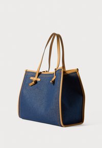 Modrá riflová taška na rameno s hnedými koženými doplnkami, dvojitými ramennými popruhmi, spevnenými rohmi a kontrastným prešívaním.