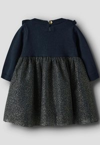 Tumes sinine kudumkleit pikade varrukatega, millel on kuldse täpilise tülliseeliku osa. Seljal on kuldne nööbikinnitus.