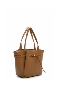 Brązowa torba typu tote ze skóry z dwoma długimi uchwytami, przednią klapką z złotym guzikiem oraz usztywnionym kształtem. Charakteryzuje się fakturowaną powierzchnią.