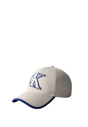 Beige Baseballkappe mit blauem Rand am Schirm und gesticktem "CK"-Logo in Blau auf dem vorderen Teil.
