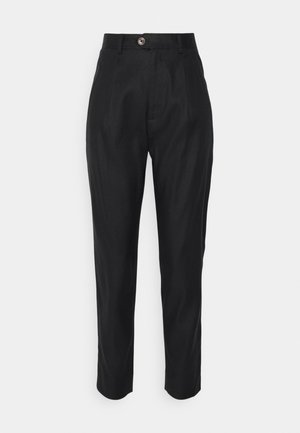 Zwarte tapered broek met hoge taille, knoopsluiting, riemlussen en zijzakken op een effen lichte achtergrond.