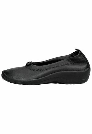 Černý kožený slip-on balerína s malým knoflíkovým detailem na vrchu a mírně zvýšenou polstrovanou podrážkou.