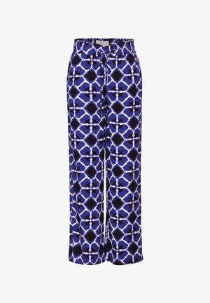 Blå mønstrede bukser med et geometrisk design i sort og hvid, elastisk talje og bred benudskæring. Blød stofftekstur.