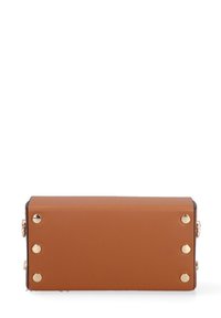 Borsa rettangolare in pelle marrone con base dotata di sei borchie metalliche dorate, due su ciascun lato corto e due su ciascun lato lungo, su uno sfondo bianco.