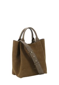 Bruine suède tote bag met twee handvatten aan de bovenkant en een verstelbare schouderriem. Voorzien van goudkleurige hardware en een zachte, gestructureerde afwerking.