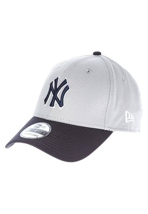Oddychająca szaro-czarna czapka bejsbolowa z granatowym logo New York Yankees oraz oznaczeniem marki New Era po bokach i naklejką na daszku.