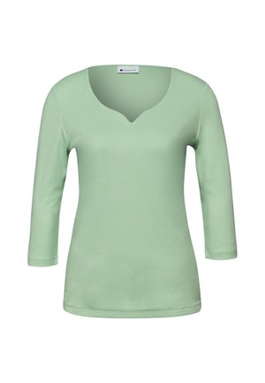 Haut vert clair à manches longues avec un col en V, en tissu lisse ; présente une silhouette ajustée et des manches légèrement resserrées.