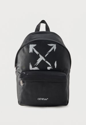 Μαύρο σακίδιο Off-White με εμπρός τσέπη, λευκό γραφικό με διασταυρούμενα βέλη και επάνω χερούλι σε απλό φόντο.