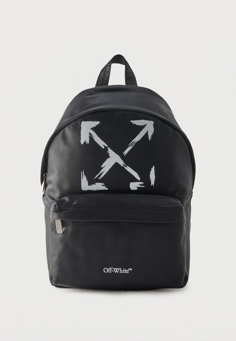 Μαύρο σακίδιο Off-White με εμπρός τσέπη, λευκό γραφικό με διασταυρούμενα βέλη και επάνω χερούλι σε απλό φόντο.