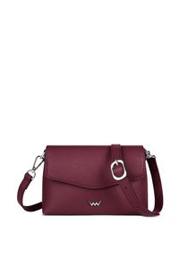 Bordová kožená crossbody taška s texturovaným povrchem, stříbrnými detaily a klopovým uzávěrem. Obsahuje nastavitelný popruh a logo.