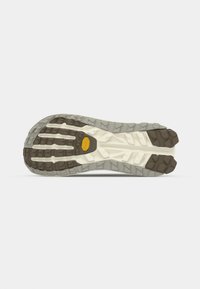 Vibram podrážka s vícesměrným vzorem v hnědé a světle šedé barvě. Na mezipodrážce se nachází výrazné žluté logo.