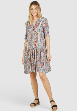 Värikäs, kuviollinen mekko, jossa on lyhyet hihat, V-pääntie ja kellotettu helma. Sisältää monimutkaisia kukka- ja paisley-kuvioita vaalealla taustalla.