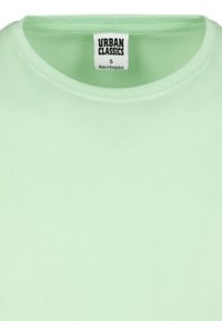 Mintgrøn bomulds-T-shirt med rund halsudskæring, der har et vævet mærke med teksten "URBAN CLASSICS" og størrelsen "S". Glat tekstur.
