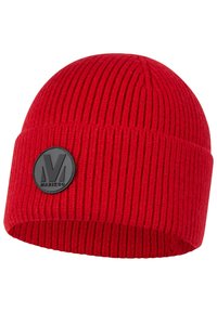 Berretto lavorato a maglia rosso con coste verticali, con una toppa circolare nera sul davanti con la scritta "MARKOO". Texture morbida, forma arrotondata.